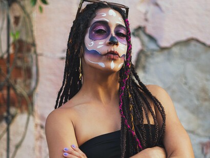 Hoje, há uma mudança em curso. Com a globalização criativa e a ascensão de vozes latinas em cargos de direção, curadoria e criação, a moda latino-americana começa a ser reconhecida não como adorno, mas como linguagem autêntica e politicamente situada



