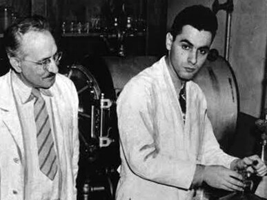 Albert Schatz y Selman Waksman en el laboratorio de la Universidad de Rutgers