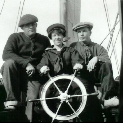 Jack e Charmian London a bordo del Roamer sul Fiume Sacramento con il pianista australiano  
Laurie Smith  

