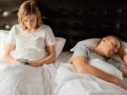 El dilema no es tanto dormir juntos o separados, sino encontrar una solución que permita a ambos descansar cómodamente, respetando las necesidades y preferencias de cada uno