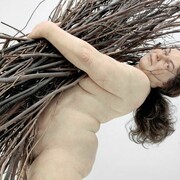 Woman with Sticks, 2009 Matériaux divers Courtesy Hauser & Wirth © Ron Mueck Photo Courtesy Hauser & Wirth, Londres.