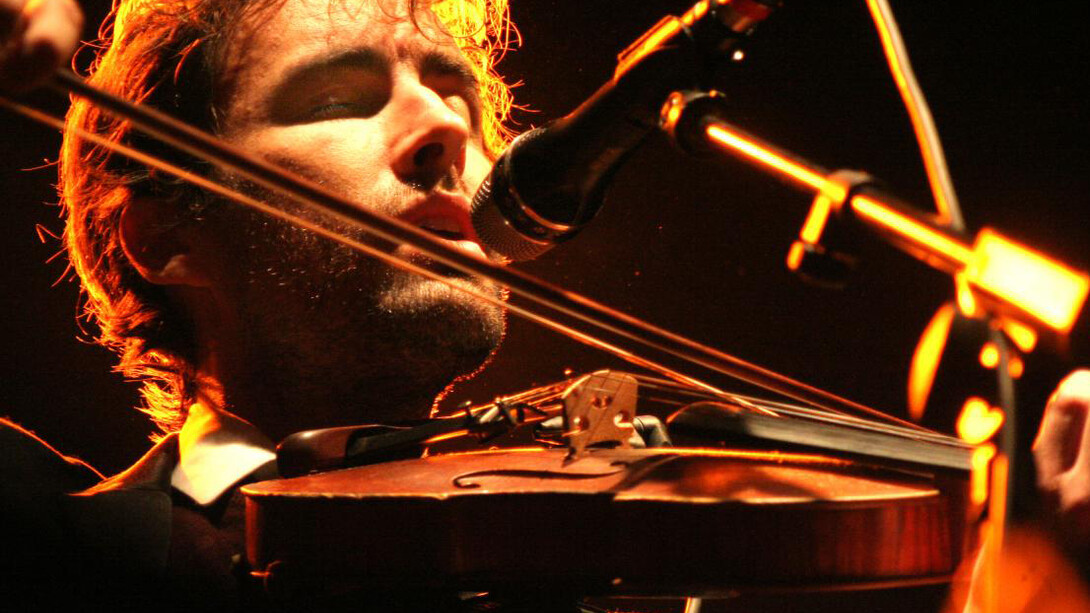 Andrew Bird with violin in concert © Dani Cantó