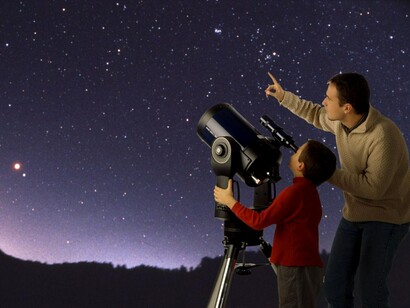 Mirando las estrellas con un telescopio