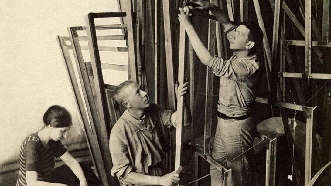 Vladimir Tatlin con gli assistenti al lavoro sul modello della Torre. Nome degli assistenti: D. Dymshits-Tolstaya, I. Meerzon, T. Shapiro; Fotografia dell'Archivio Nikolai Punin di San Pietroburgo, Russia
