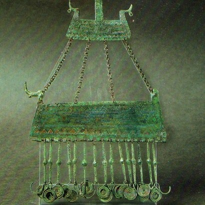 Pettorale con barca solare proveniente da Canavaccio di Urbino. Museo Archeologico Nazionale delle Marche, Ancona, Italia