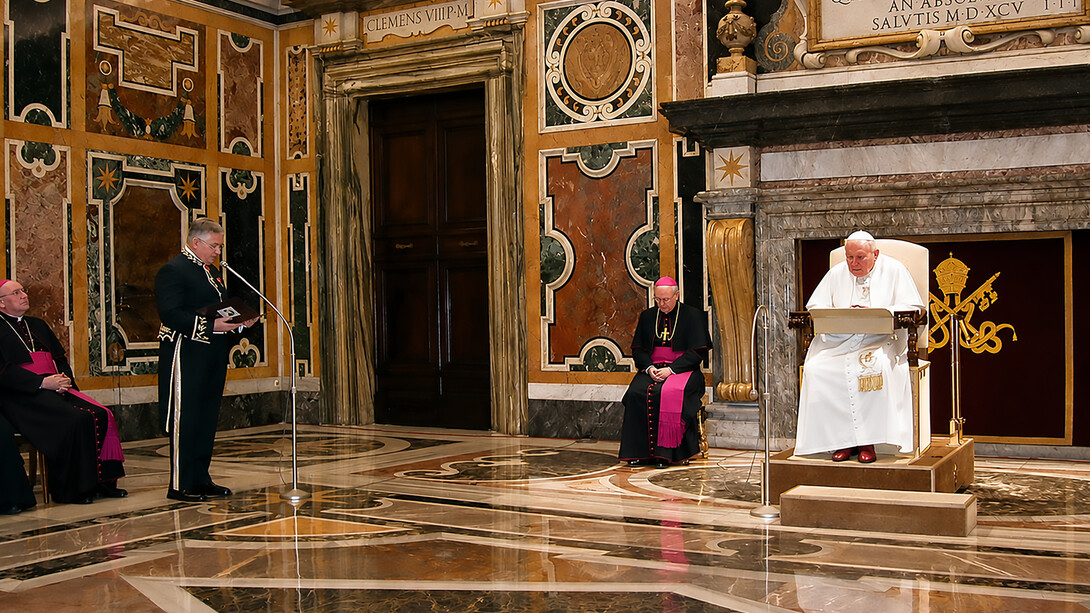 Gary Krupp in the uniform of his papal order addresses H.H. Pope John Paul II and the private Jewish Audience January 18, 2005