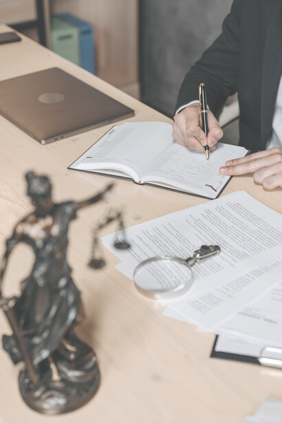 Diritto. Ricordo anche due brevi seminari che ci fece fare il professore di quella affascinante materia: uno si intitolava “Aut, aut” e l’altro “Quasi tutor”