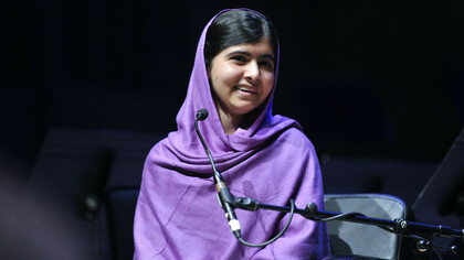 Malala Yousafzai es una activista pakistaní en favor de la educación femenina y productora de cine y televisión. Es la galardonada con el Premio Nobel más joven de la historia, ya que recibió el Premio Nobel de la Paz en 2014 a los 17 años, y es la segunda persona de Pakistán y la única pastún en recibir un Premio Nobel. En 2012, recibió un disparo por su labor como activista. En el marco de WOW 2014, habla sobre el carácter sistémico de la desigualdad de género y sobre cómo lograr el cambio
