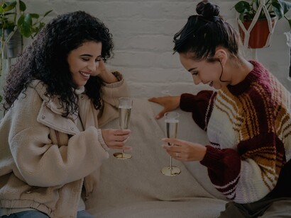 Amigas conversam e tomam champagne