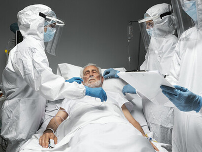 En esas horas mi viejo profesor estaba en la mesa de operaciones, tratando de sobrevivir a una intervención cardiaca grave