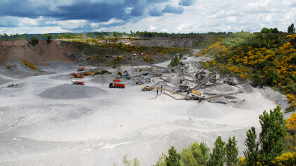 Cava di basalto. Gianluca Pizzuti: «estraiamo materia, restituiamo valore». La Farina di Basalto® ha origine dalla roccia vulcanica e sotto forma di farina torna alla terra