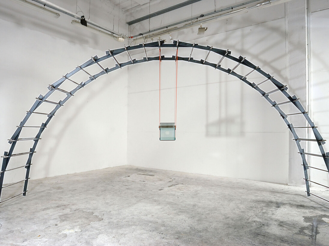 Giovanni Termini, Zona franca, 2006, ferro zincato, vetro, acciaio e fasce in nylon, cm 300x600x110. Courtesy of MAC