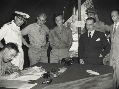 Firma dell'armistizio: Alle 19:45 dell’8 settembre Badoglio lesse ai microfoni dell’Eiar, antesignana della Rai, il suo proclama