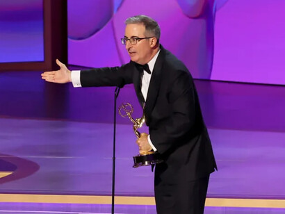 En los Premios Emmy de 2024, John Oliver emocionó al dedicar su triunfo a su perrita fallecida y a todos los perros del mundo