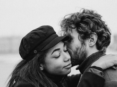 Una coppia felice si guarda innamorata: difficile trovare una donna. Solo femminilità.