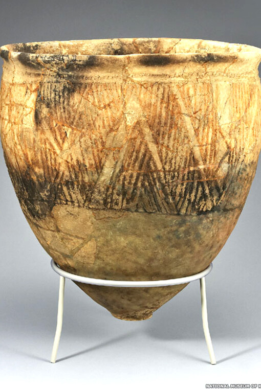 Pottery with raised Jeulmun-period designs has been found mainly along Korea’s eastern and southeastern coasts, produced between 6000–4000 BC, predating the emergence of comb-pattern pottery