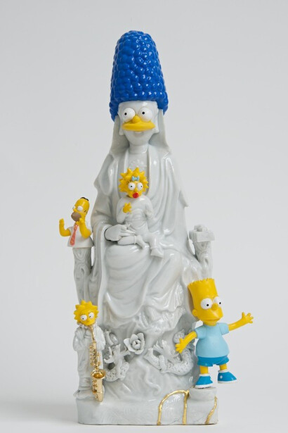 Marge Simpson as Guan Yin Goddess of Compassion, porcellana cinese del XVII secolo e plastica del XXI secolo