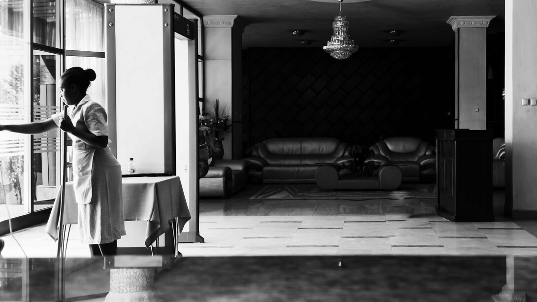 Mulher negra, surda, não oralizada e não alfabetizada em Libras, Sônia foi retirada de sua família aos nove anos de idade e levada para viver com o desembargador Jorge Luiz de Borba, em Florianópolis. Por 40 anos, ela trabalhou sem salário, sem férias, sem direitos. Lavava, cozinhava, passava, cuidava da casa — tudo sob a justificativa de “acolhimento”. Não tinha documentos, não conhecia redes sociais, não sabia o que era meme, não ria das piadas que circulam entre nós. Sônia não existia para o Estado. E quando o Estado não reconhece, não protege, não vê — a escravidão continua