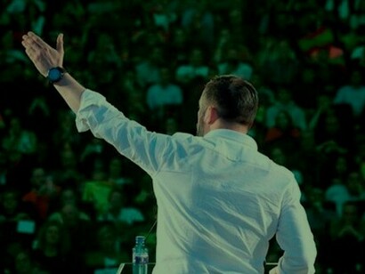 Esta es otra de las imágenes utilizadas por Vox: el líder de espaldas con la masa indiferenciada enfrente