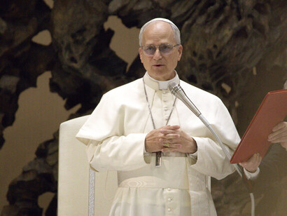 Su figura ha surgido como una luz tranquila, pero poderosa. Una luz que no deslumbra ni busca imponerse, sino que orienta. El papa León XIV durante una audiencia (12 de mayo de 2025), con los medios de comunicación (12 de mayo de 2025)