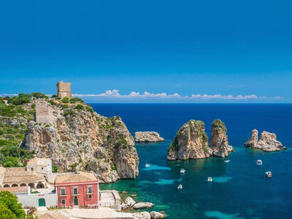 Riserva dello Zingaro, San Vito lo Capo (Trapani, Sicilia). L' antica Tonnara di Scopello con i suoi Faraglioni