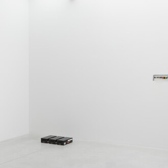 Franck Scurti, Grids of life, vue de l'exposition. Avec l'aimable autorisation de Meessen