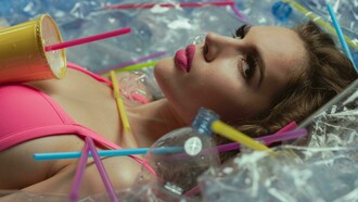 A indústria da moda, a segunda mais poluidora do mundo, atrás apenas do petróleo, é um exemplo de mercado que vem sendo bastante ressignificado nos últimos anos. Seja por uma pauta levantada pela geração Z ou pelo fácil acesso aos dados, com o advento da internet e das redes sociais, essa “tendência” de consumir menos acabou gerando algum impacto para este segmento que anteriormente era conhecido pela efemeridade no ciclo de vida de seus produtos