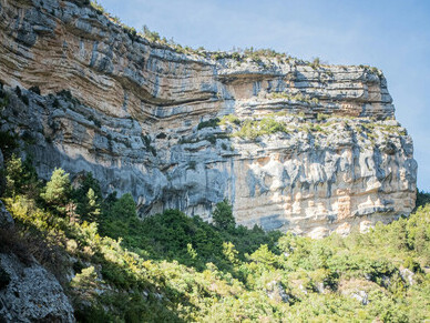 Vista di una montagna soleggiata in Alta Provenza, Francia