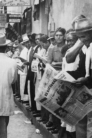 Venezolanos esperando para votar en las Elecciones a la Asamblea Nacional Constituyente; entre ellos, uno lee el diario El Nacional. Caracas, Venezuela, 30 de noviembre de 1952