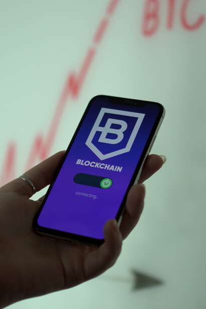 Usuária acessa carteira de criptomoedas digitais. Cada bloco de Blockchain contém uma lista de transações