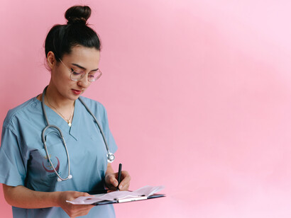 Medicina e narrazione. Nell’ambito medico il primo contatto con il mondo della narrazione avviene proprio nel momento in cui lo studente inizia a raccogliere l’anamnesi