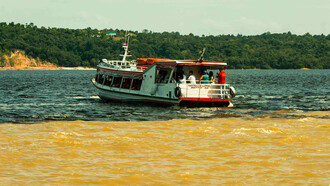 Cerca de Manaos, a pocas millas, el Solimões se une al Río Negro para juntos formar el gran Amazonas sin que sus aguas, debido a las distintas densidades, se mezclen durante kilómetros, como si las dos tremendas corrientes se negaran a perder sus respectivas identidades. Estado de Amazonas, Brasil