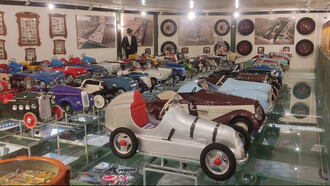 Los cientos de objetos se distribuyen meticulosamente ordenados en cinco salas donde pueden contemplarse  alineados coches y motos que se remontan a los años treinta del pasado siglo