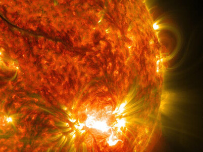 El Sol es una estrella de edad intermedia y no ha cambiado drásticamente desde hace más de cuatro mil millones de años, y seguirá siendo bastante estable durante otros cinco mil millones de años más