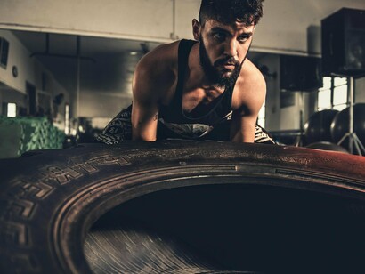 Homem faz exercícios de fortalecimento em um ginásio. Duas máquinas ao lado, exercitava-se um homem musculado, não havia parado ainda na bicicleta e pedalava com vigor, também não parava de olhar o que deixava Pedro incomodado e desejoso que ele se metesse nos seus assuntos, bastava-lhe saber que estava gordo e enferrujado



