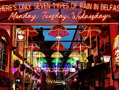 Belfast, na Irlanda. Belfast é uma cidade que vive entre o passado e o futuro — marcada pela sua história, mas claramente a olhar em frente, cheia de vida, arte e vontade de renascer