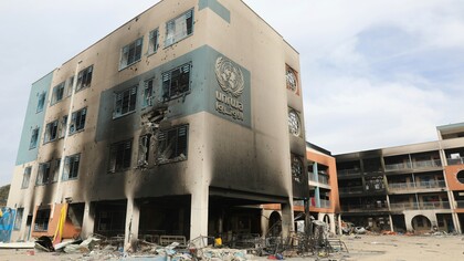 La distruzione di ospedali, scuole, centri di accoglienza e altre infrastrutture civili a Gaza compromette non soltanto le condizioni di sopravvivenza della popolazione, ma anche la possibilità di ricostruire una vita collettiva. Quando vengono meno i luoghi destinati alla cura, all'istruzione e alla protezione, le conseguenze della guerra si estendono ben oltre l'emergenza immediata, colpendo le prospettive delle generazioni future