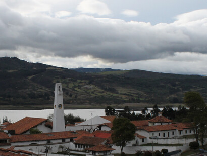Estamos contentos. Me llevas a Guatavita, me llevas a El Dorado. Panorámica del Casco Urbano del municipio de Guatavita, 2015, Cundinamarca, Colombia