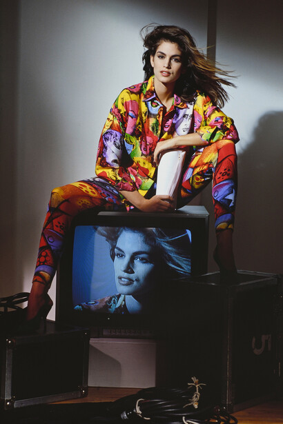 Rico Puhlmann, Cindy Crawford mit Seidenhemd mit Marilyn Monroe-Print und abstrakt gemusterte Leggins von Gianni Versace, 1991. Mit freundlicher genehmigung des Kunstbibliothek