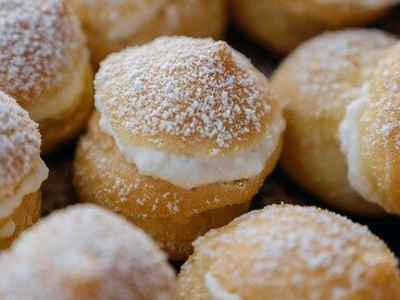 Durante la cottura, la pasta choux si gonfia grazie al vapore interno, creando una struttura vuota adatta a essere farcita