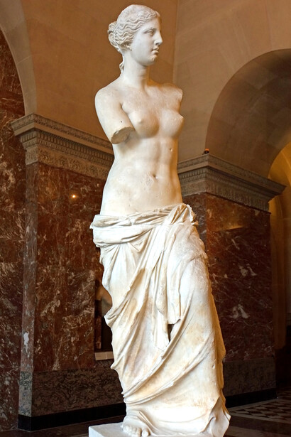 El aspecto clasicista de esta estatua hace suponer que su autor se inspiró en la Afrodita de Capua, obra de Lisipo del siglo IV a. C. 