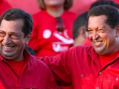 Chávez con uno de sus hermanos