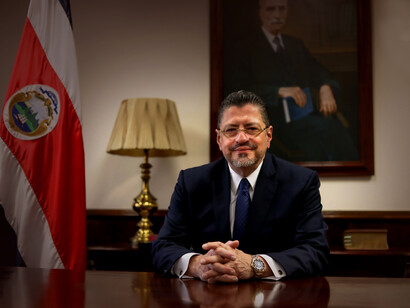 Rodrigo Chaves, presidente de Costa Rica, en su despacho