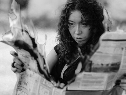 Jornal em chamas. A lei visa indivíduos estrangeiros (governantes, juízes, policiais, empresários, militares ou intermediários) envolvidos em: execuções extrajudiciais, tortura, desaparecimentos forçados; corrupção significativa (como desvio de verbas públicas); perseguição de jornalistas, ativistas, opositores políticos; participação ou acobertamento de crimes contra os direitos humanos
