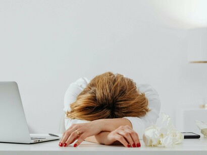 A medicina moderna avançou enormemente na compreensão do corpo físico, e isso é inegociável. Mas existe uma camada anterior, silenciosa, que também precisa ser ouvida. Porque o corpo sente antes de adoecer.
E é aí que entra a pergunta que me move há anos: qual é o papel da emoção na construção (ou na desconstrução) da nossa saúde?


