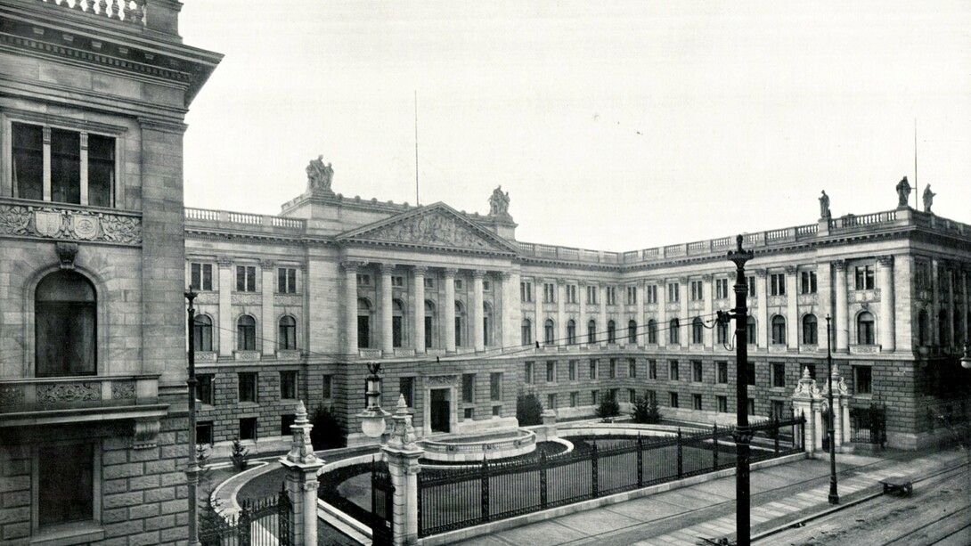 Das Preußische Herrenhaus-Attikafiguren von Otto Lessing