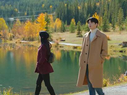 Ho-jin giving Mu-hee the space she needs while remaining by her side, symbolising how lasting relationships are built one step at a time