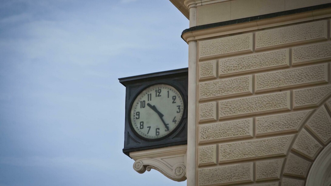 L'orologio della Stazione Centrale di Bologna tristemente fermo alle 10.25, ora della strage del 1980