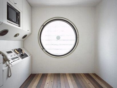 Interior de un cubículo de la Torre Nakagin restaurado por su dueño. Conserva la mayoría de las características originales de la parte lateral