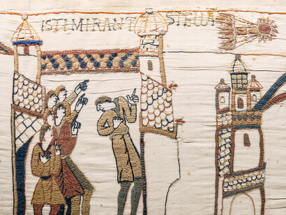 L’arazzo di Bayeux è il più importante documento medioevale a noi giunto. Un ricamo su tela di lino, lungo circa 70 metri e alto 50 centimetri, che comprende 58 scene che illustrano la conquista dell’Inghilterra da parte dei normanni guidati dal duca di Normandia Guglielmo, in seguito denominato il Conquistatore